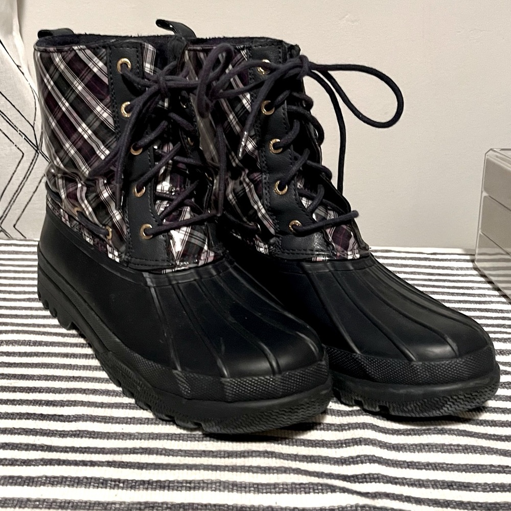 SPERRY, Top Sider. Women’s Waterproof Rubber Boot in Navy & Plaid, 9